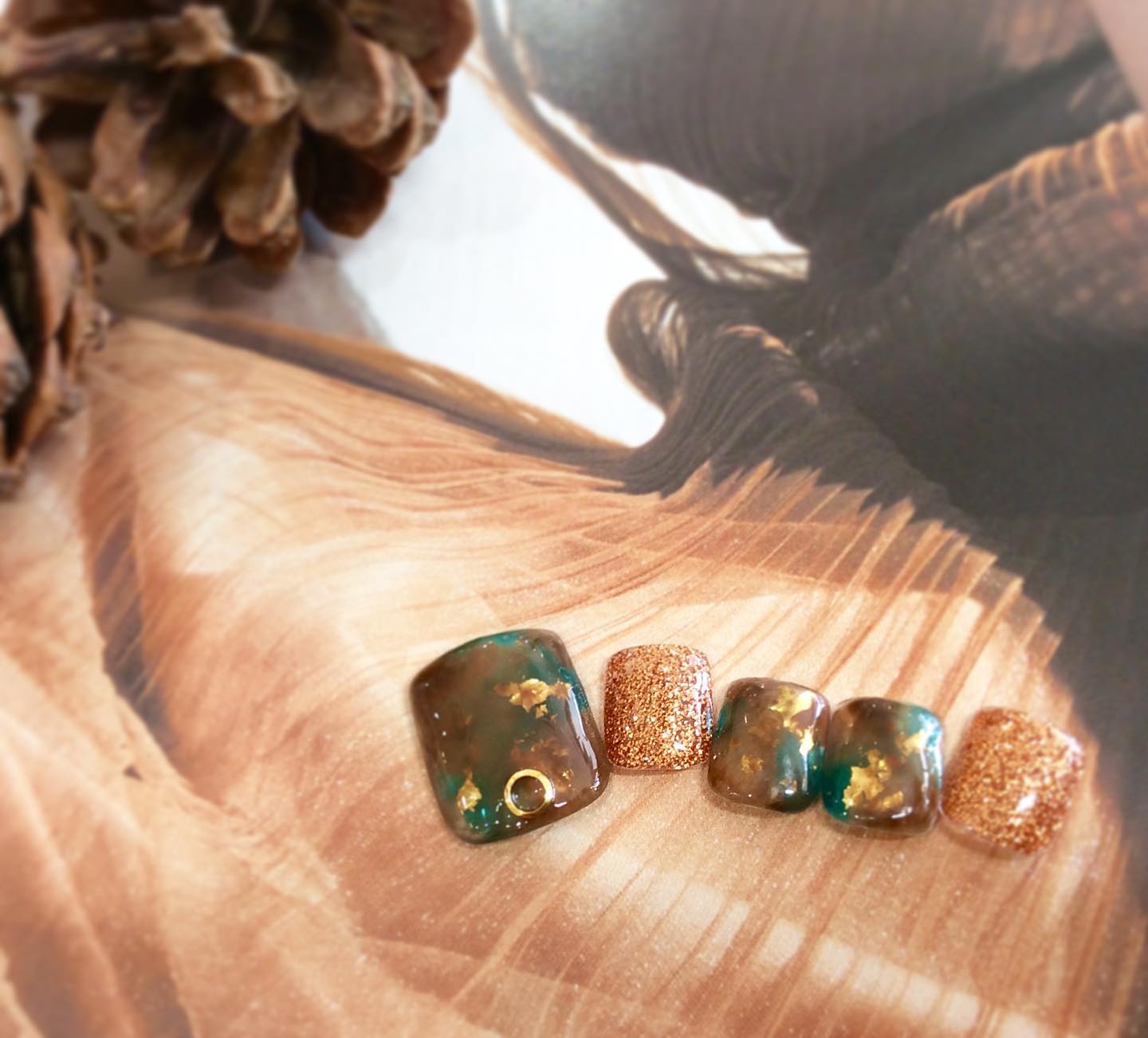 こんにちは東川口店の中谷です！秋のフットネイルも、とっても可愛いです！秋のフットオススメ7480デザイン#ネイル#大人ネイル#シンプルネイル#定額ネイル#定額デザイン#東川口#当日予約#同時施術#美容院#美容室#マツエク#リクルート#スタイリスト求人#アシスタント求人#アイリスト求人#ネイリスト求人#brp#東川口駅#フェリーチェ東川口店#秋ネイル