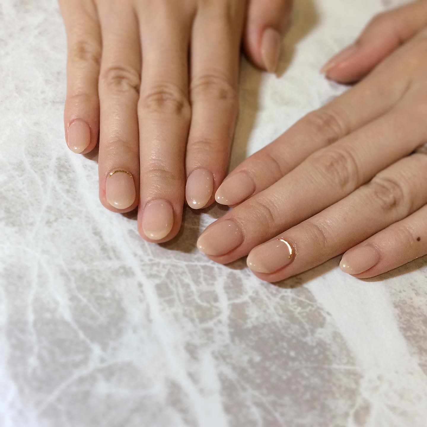 こんにちは🌞東川口店の中谷です！ナチュラルカラーワンカラーにポイントストーン🏻#ネイル#大人ネイル#シンプルネイル#定額ネイル#定額デザイン#東川口#当日予約#同時施術#美容院#美容室#マツエク#リクルート#スタイリスト求人#アシスタント求人#アイリスト求人#ネイリスト求人#brp#東川口駅#フェリーチェ東川口店#秋ネイル