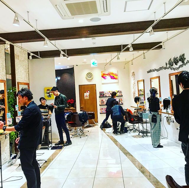 今日は山口です！アシスタントレッスン！皆んなスタイリスト目指して頑張っております！#美容師スタイリスト募集 #美容師アシスタント募集 #アイリスト募集 #自主練 #目指せスタイリスト #かっこいい#大人綺麗 #ヘアスタイル #北越谷 #アニモフィオレンテ #BRP#楽しいよー