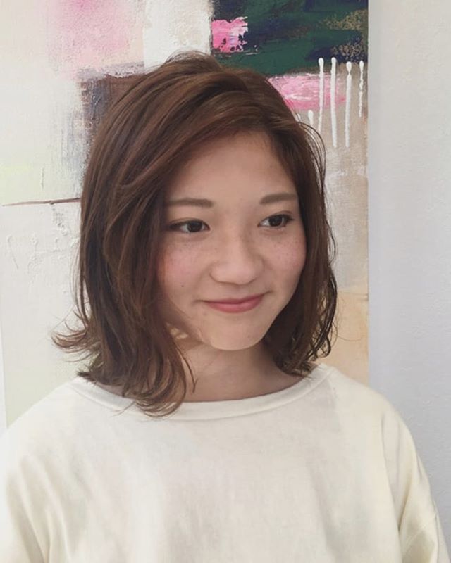 人気の切りっぱなしボブスタイルです(^o^)、、、、外ハネのスタイリングは、コテやアイロンは使わず、お客様の癖毛を活かして動きを作りました！Ｎ.スタイリングセラムで、流行りのウェット感も簡単に楽しみましょう！Ｎ.商品全て30~40%オフで、お買い求めいただけます◎商品購入のみのご来店もお気軽にどうぞ！！お待ちしております#美容室#北越谷#BRP#美容求人#アシスタント募集#スタイリスト募集#アイリスト募集#美容学生#サロン見学#ママさん美容師#埼玉　#越谷 #Ｎ.　#エヌドット　#切りっぱなしボブ#外ハネ　#ウェット感　#グレージュハイライトカラー