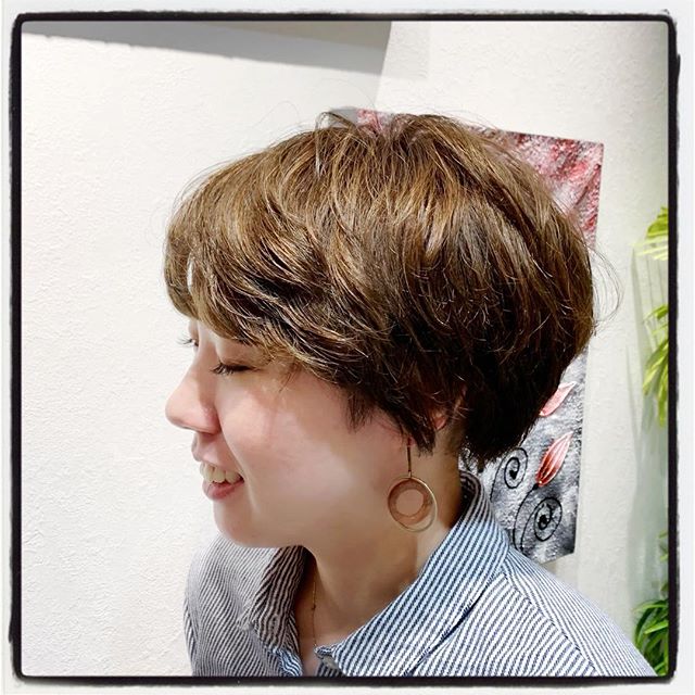 赤味を抑えたオリーブショコラカラーです◎一度カラーで出来る限りトーンを上げた後に、上からオリーブショコラを重ねました！元々明るい毛髪に色を乗せると、発色も良く透明感もアップします！#美容室#北越谷#BRP#美容求人#アシスタント募集#スタイリスト募集#アイリスト募集#美容学生#サロン見学#ママさん美容師#埼玉　#越谷 #Ｎ.　#エヌドット　#切りっぱなしボブ#外ハネ　#ウェット感　#グレージュハイライトカラー