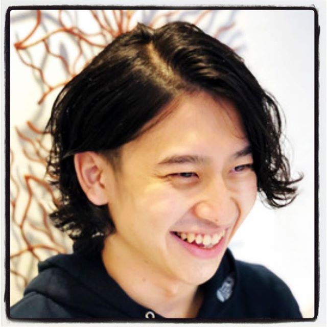 メンズミディアムパーマスタイルです！大きいカールのゆるめパーマをかけました#エヌドット ナチュラルバームでウェット感のあるスタイリングをすると、毛束にメリハリが出てかっこよくキマります髪を伸ばし中の方もパーマをかけるとこなれ感が出てお洒落度がさらにUPですね#美容室#北越谷#BRP#美容求人#アシスタント募集#スタイリスト募集#アイリスト募集#美容学生#サロン見学#ママさん美容師#埼玉　#越谷 #Ｎ.　#エヌドット　#切りっぱなしボブ#外ハネ　#ウェット感　#グレージュハイライトカラー#メンズミディアムパーマ #メンズパーマ #メンズミディアム