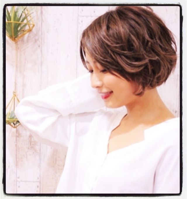 丸みショートボブスタイル春は、ショートスタイルにイメチェンする方が増えています！ゆるやかなパーマのかかったショートスタイルは、小顔効果も高く人気です#美容室#北越谷#BRP#美容求人#アシスタント募集#スタイリスト募集#アイリスト募集#美容学生#サロン見学#ママさん美容師#埼玉　#越谷 #Ｎ.　#エヌドット　#切りっぱなしボブ#外ハネ　#ウェット感　#グレージュハイライトカラー