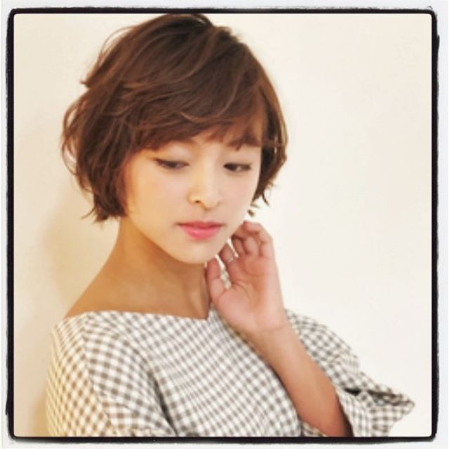 無造作パーマのショートボブスタイルです◎ルーズなスタイリングでこなれ感を作ったり、耳にかけてフェミニンな雰囲気にもできますよ春のイメチェンにもおすすめです！！ #美容室#北越谷#BRP#美容求人#アシスタント募集#スタイリスト募集#アイリスト募集#美容学生#サロン見学#ママさん美容師#埼玉　#越谷 #Ｎ.　#エヌドット　#切りっぱなしボブ#外ハネ　#ウェット感　#グレージュハイライトカラー