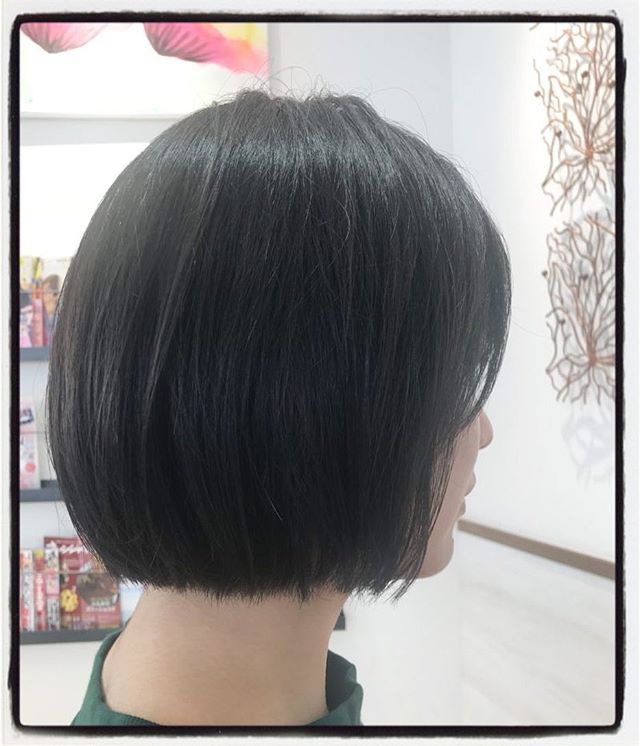 切りっぱなしボブスタイルです！毛先に軽さを出すと、重めシルエットでもスタイリング時にもふんわり動くので質感が綺麗です◎#美容室#北越谷#BRP#美容求人#アシスタント募集#スタイリスト募集#アイリスト募集#美容学生#サロン見学#ママさん美容師#埼玉　#越谷 #Ｎ.　#エヌドット　#切りっぱなしボブ#外ハネ　#ウェット感　#グレージュハイライトカラー
