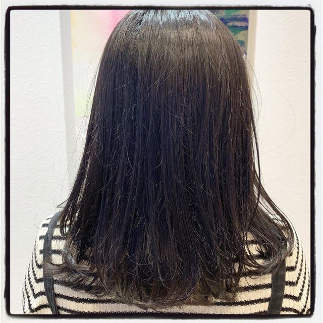 切りっぱなしミディアムスタイルです！パーマやコテで、ワンカールをしても可愛いです◎毛先に動きがあるとトーン低めのカラーでも重たく見えにくいのでおすすめです！#美容室#北越谷#BRP#美容求人#アシスタント募集#スタイリスト募集#アイリスト募集#美容学生#サロン見学#ママさん美容師#埼玉　#越谷 #Ｎ.　#エヌドット　#切りっぱなしボブ#外ハネ　#ウェット感　#グレージュハイライトカラー