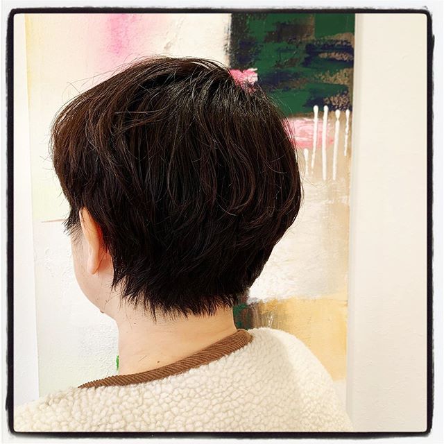 マッシュショートのパーマスタイルです！トップのみポイントでパーマをかけて表面の動きを作ると、スタイリング時の質感が柔らかく素敵ですストレート毛の方や、ボリュームを出したい方にもおすすめです！#美容室#北越谷#BRP#美容求人#アシスタント募集#スタイリスト募集#アイリスト募集#美容学生#サロン見学#ママさん美容師#埼玉　#越谷 #Ｎ.　#エヌドット　#切りっぱなしボブ#外ハネ　#ウェット感　#グレージュハイライトカラー