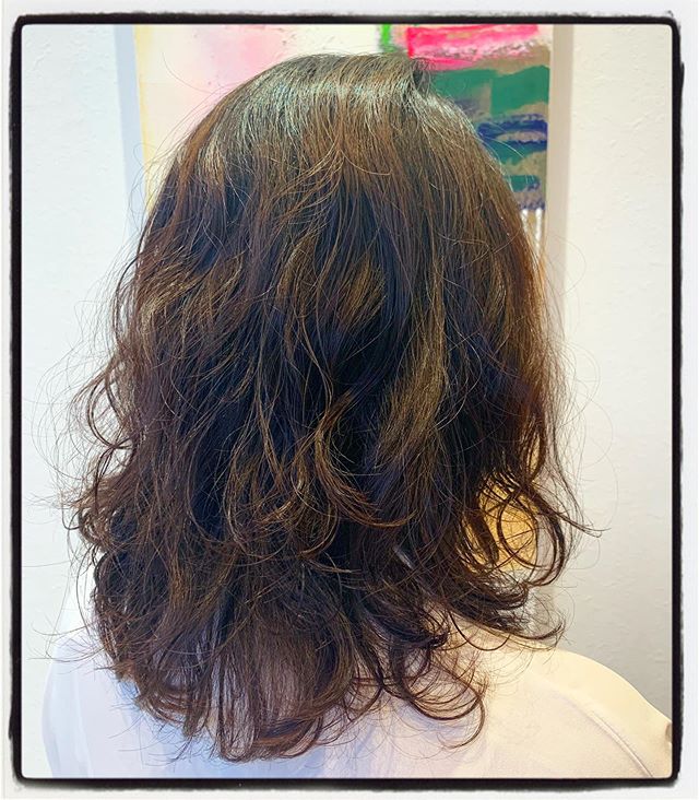 ラフなウェーブカールスタイルです！細めのロッドで、ランダムに動きが出るように巻くことで、しっかり動く強めのカールが作れますN.スタイリングセラムで、ウェット感を作るとよりラフな質感に◎#美容室#北越谷#BRP#美容求人#アシスタント募集#スタイリスト募集#アイリスト募集#美容学生#サロン見学#ママさん美容師#埼玉　#越谷 #Ｎ.　#エヌドット　#切りっぱなしボブ#外ハネ　#ウェット感　#グレージュハイライトカラー