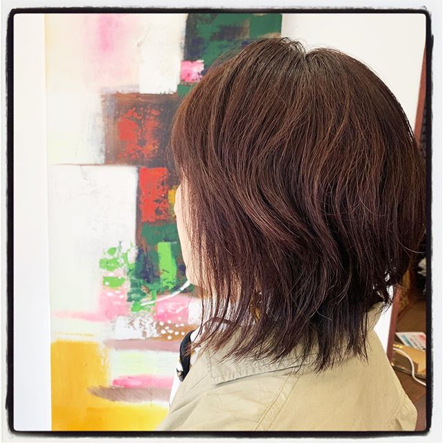 伸ばし中の方にもおすすめ！ちびウルフスタイルです！切りっぱなしをベースに、レイヤーを入れると毛先が動きやすいのでスタイリングも楽になります◎長さはかえたくないけど、イメチェンしたいとき！レイヤーを入れる、なくすだけでちょっと違った雰囲気が楽しめます！#美容室#北越谷#BRP#美容求人#アシスタント募集#スタイリスト募集#アイリスト募集#美容学生#サロン見学#ママさん美容師#埼玉　#越谷 #Ｎ.　#エヌドット　#切りっぱなしボブ#外ハネ　#ウェット感　#グレージュハイライトカラー