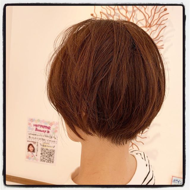 こんにちは！アニモフィオレンテ大沢店スタイリスト長崎です！ 丸みのあるハンサムショートスタイルです！シルエットをやや前下がりにすることで、襟足はタイトに、上品だけどクールなイメージが作れますストレート毛の方は、パーマで柔らかく動きを作るのもおすすめです！#美容室#北越谷#BRP#美容求人#アシスタント募集#スタイリスト募集#アイリスト募集#美容学生#サロン見学#ママさん美容師#埼玉　#越谷 #Ｎ.　#エヌドット　#ハンサムショート#ショートヘア #前下がりショート #グレージュハイライトカラー#外国人風カラー  #ショートスタイル