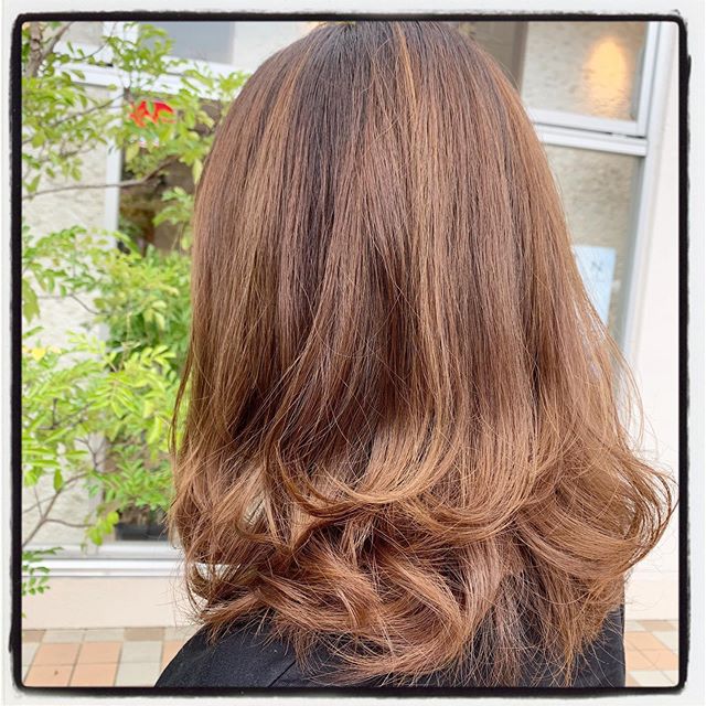 こんにちは！アニモフィオレンテ大沢店スタイリスト長崎です！ハイライトカラーおすすめです！筋状に明るい毛束をつくることで、立体感が作れます◎全体が暗めのベースに入れても、グラデーションのように入れてもキレイです！髪質や元のトーンによって出方が変わるので、ご相談下さいませ！
