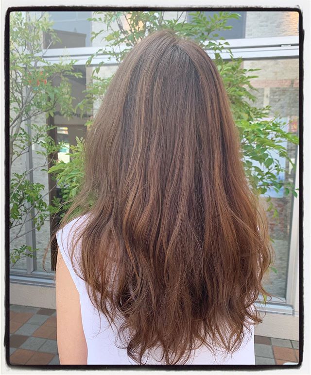 こんにちは！アニモフィオレンテ大沢店スタイリスト長崎です！ 人気カラーのフォギーベージュです◎くすんだベージュは、赤みを消して外国人風の柔らかいカラーにできます！#美容室#北越谷#BRP#美容求人#アシスタント募集#スタイリスト募集#アイリスト募集#美容学生#サロン見学#ママさん美容師#埼玉　#越谷 #Ｎ.　#エヌドット　#切りっぱなしボブ#外ハネ　#ウェット感　#グレージュハイライトカラー