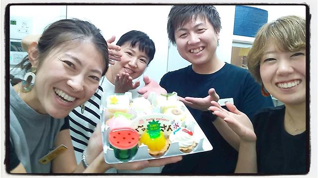 先日は、我らがエリアマネージャー山口さんのお誕生日でした！！おめでとうございます！！ いつもパワフルな山口さん、これからも素敵でいてください(*^ω^*) #美容室#北越谷#BRP#美容求人#アシスタント募集#スタイリスト募集#アイリスト募集#美容学生#サロン見学#ママさん美容師#埼玉　#越谷 #Ｎ.　#エヌドット　#切りっぱなしボブ#外ハネ　#ウェット感　#グレージュハイライトカラー