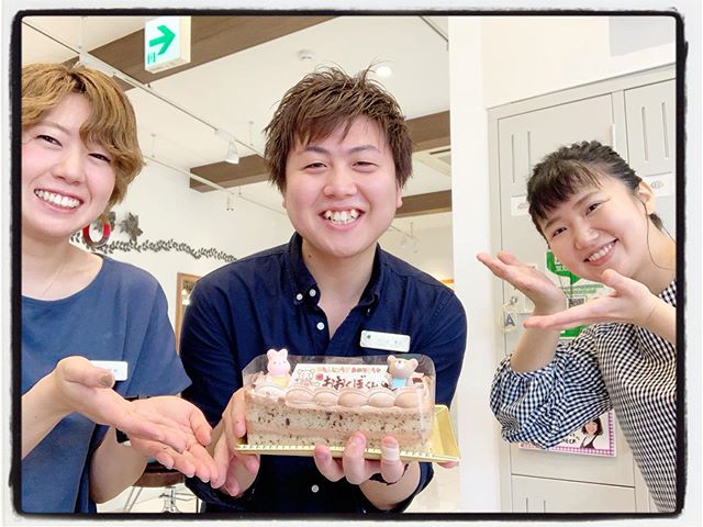 こんにちは！アニモフィオレンテ大沢店です！またまたスタッフバースデー！！今回はスタイリスト大久保くん(*^ω^*) 朝礼のときにサプライズしました！喜んでもらえてよかったです！ステキな一年にしてね?！皆様も更に素敵になった大久保に会いにご来店くださいませ！#美容室#北越谷#BRP#美容求人#アシスタント募集#スタイリスト募集#アイリスト募集#美容学生#サロン見学#ママさん美容師#埼玉　#越谷 #Ｎ.　#エヌドット　#切りっぱなしボブ#外ハネ　#ウェット感　#グレージュハイライトカラー