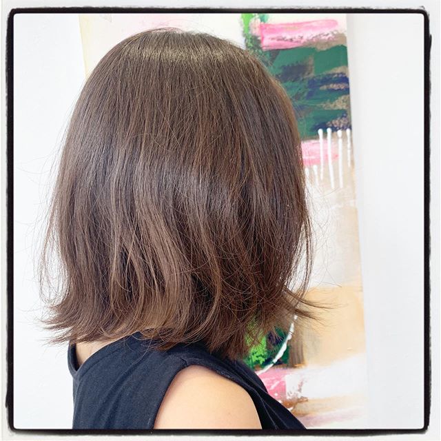 こんにちは！アニモフィオレンテ大沢店スタイリスト長崎です！ 癖を活かしたニュアンスボブスタイルです◎ドライで毛先をランダムに振って乾かすと、ラフな動きが作りやすいです！表面にパーマをかけたり、マジックカーラーで動きを付けると、スタイリングがさらに簡単です！#美容室#北越谷#BRP#美容求人#アシスタント募集#スタイリスト募集#アイリスト募集#美容学生#サロン見学#ママさん美容師#埼玉　#越谷　#ニュアンスボブ #きりっぱなしボブ #ニュアンスパーマ #イメチェン