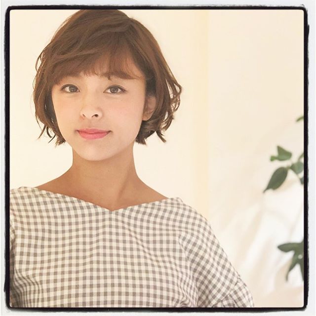 こんにちは！アニモフィオレンテ大沢店長崎です！ふんわりなショートボブには、無造作なパーマがおススメです！前髪をまっすぐ下ろすか流すかだけでも印象が変わるので、お似合いのスタイリングを一緒に見つけましょう！！ #美容室#北越谷#BRP#美容求人#アシスタント募集#スタイリスト募集#アイリスト募集#美容学生#サロン見学#ママさん美容師#埼玉　#越谷