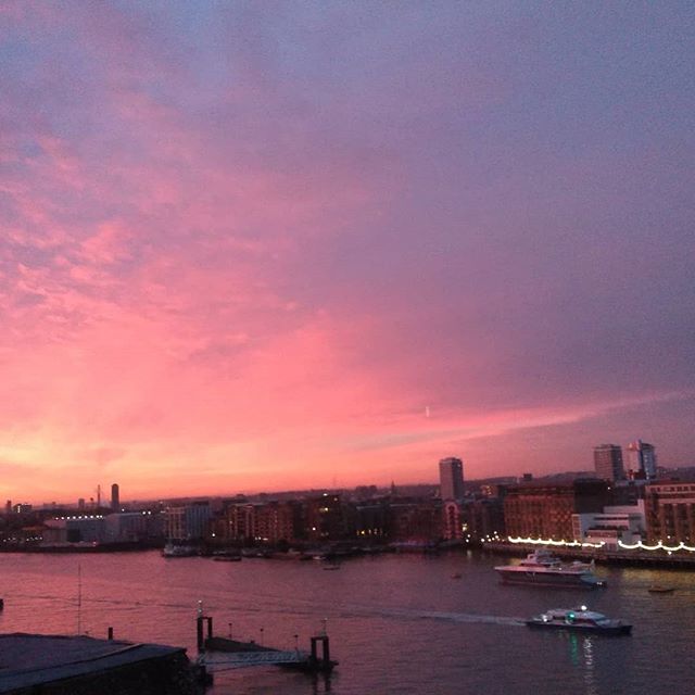 こんにちは、美容室ではなるべくゆったりとお過ごし頂きたいと考えております。ですがどうしても土曜日と日曜日は人気です。。。 平日のお昼頃は穴場でゆったりとお過ごし頂けますよ★#ナプラ#ナプラnドット#美容師は天職だ #ネイリスト#アイリスト #日曜日定休#プライベート充実 #しみないカラーパーマ #当日予約