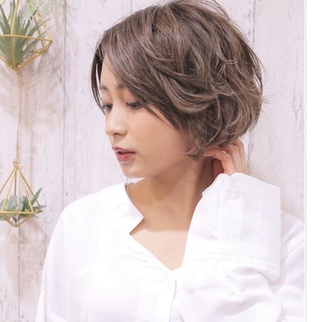 ショートに挑戦される方はパーマをオススメします！長めの髪から切るときは自分でセット出来るか不安もありますよね。それを解消！サポートするのがパーマです★パーマこそ難しいのでは？と思う方もいらっしゃるかもしれませんが。。。大丈夫です！上手にかけますよ！笑お任せください！#ナプラ#ナプラnドット#美容師は天職だ #ネイリスト#アイリスト #日曜日定休#プライベート充実 #しみないカラーパーマ #当日予約