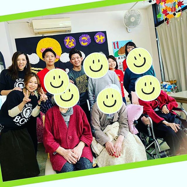 当サロンはお休みの日を活用して、介護ホームさんにお邪魔してボランティアカットをさせていただいています。アシスタントのスタッフもハンドマッサージやネイルで利用者さんと関わることができます。いつもとは違うありがとうの言葉に、こちらこそ感謝です。#ナプラ#ナプラnドット#美容師は天職だ #ネイリスト#アイリスト #日曜日定休#プライベート充実 #しみないカラーパーマ #当日予約