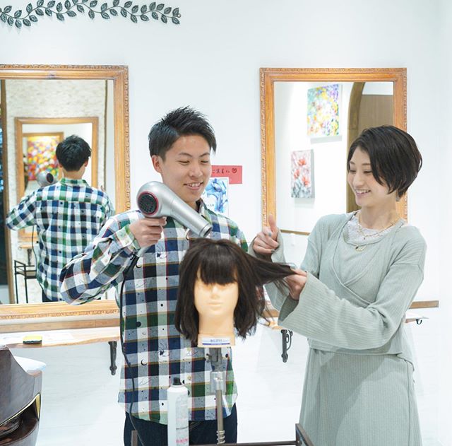 頼れる先輩がいます！先輩は後輩を労り、み守り、サポートします。いつでも後輩を気にかけて一緒に成長しようとします！店舗のスタッフの仲のあたまかさはどこにも負けませんよ！レッスンは短時間集中型！営業も短時間集中型！だから、仕事もプライベートも本気で！！ ぜひ、一度当サロンを見に来てください★#ナプラ#Nドットセラム#ミルボン#Nドットシアミルク#お子様同伴ok #当日ご予約OK#ロブ#エルジューダ#エルジュダエマルジョン#ナシードカラー#ナピュール#ヘアビューロン#アレンジスタイル#ビューロンカールアイロン#袴ヘア#袴#ゴルフ#縮毛矯正  #美容室 #北越谷 #BRP #美容求人 #アシスタント募集 #スタイリスト募集 #アイリスト募集 #美容学生 #サロン見学 #ママさん美容師 #埼玉　#越谷