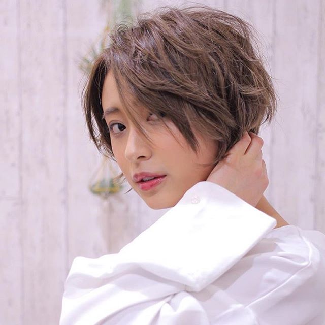 Nドットスタイリング剤で作る大人のトレンドスタイル★ハンサムショートにゆるっとパーマ★Nドットのスタイリングバーム、ポリッシュオイルでトレンド髪に！！ 当サロンで髪にも頭皮にも優しい薬剤で。。。 #ナプラ#Nドットセラム#ミルボン#Nドットシアミルク#お子様同伴ok #当日ご予約OK#ロブ#エルジューダ#エルジュダエマルジョン#ナシードカラー#ナピュール#ヘアビューロン#アレンジスタイル#ビューロンカールアイロン#袴ヘア#袴#ゴルフ#縮毛矯正  #美容室 #北越谷 #BRP #美容求人 #アシスタント募集 #スタイリスト募集 #アイリスト募集 #美容学生 #サロン見学 #ママさん美容師 #埼玉　#吉川美南