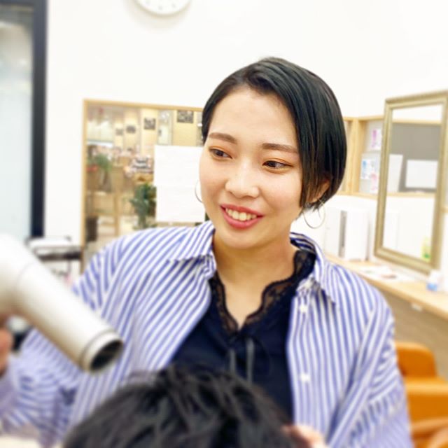 新メンバーが入りました★新卒採用の期待のルーキー！！譽田梨亜です。（ホマレダ　リア）ハキハキ！テキパキ！でもやや天然なところが可愛いフレッシュウーマンです。まずは、フロアで皆さんが快適に過ごして頂けるようオモテナシに励ます！宜しくお願い致します★