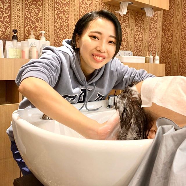 4月に入社した期待のルーキー誉田！！シャンプーに入れるようになりましたっ！！！まずはショートカットのお客様からお世話になります★#ナプラ#Nドットセラム#ミルボン#Nドットシアミルク#お子様同伴ok #当日ご予約OK#エルジューダ#エルジュダエマルジョン#ナシードカラー#ナピュール#ヘアビューロン#ビューロンカールアイロン#袴ヘア#袴#ゴルフ#縮毛矯正  #美容室  #BRP #美容求人 #アシスタント募集 #スタイリスト募集 #アイリスト募集 #美容学生 #サロン見学 #ママさん美容師 #埼玉#吉川美南