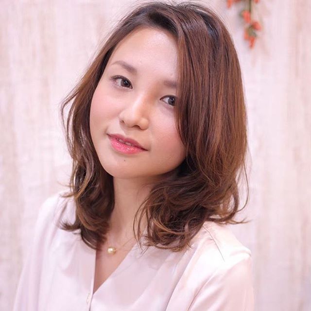 甘すぎる、可愛すぎるカールスタイルは苦手というかた。前髪長めで顔まわりを後ろに流すスタイルを作ってあげるとエレガントな雰囲気が出て素敵ですよ！同性に素敵！カッコイイ！と言われるスタイルっていいですよね！パーマスタイルは飛鳥馬まで！どぉぞ！！ #ナプラ#Nドットセラム#Nドットシアミルク #当日ご予約OK#ミルボン#エルジューダ#エルジュダエマルジョン#リファストレートアイロン#縮毛矯正  #美容室  #BRP #美容求人 #アシスタント募集 #スタイリスト募集 #アイリスト募集 #美容学生 #サロン見学 #ママさん美容師 #埼玉#吉川美南