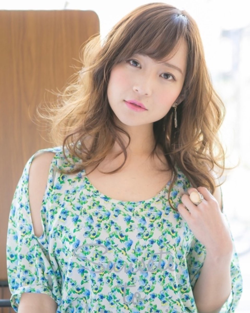 こんにちは！アニモフィオレンテ吉川美南店です️顔まわりのレイヤーでおくれ毛を多めに作ることで動きやニュアンスが出ます。さらにカールをつけることで女性らしくなります。ぜひお試しください！アニモフィオレンテ吉川美南店では、お客様1人1人に使うプライベートタオルの使用、入り口での高機能除菌スプレーで手指、服の消毒、スタッフの体調管理の徹底、施術中のマスク着用のお願い、セット面やイスの消毒、ウイルス対策を徹底しておりますので、ご安心してご来店ください。#ナフ゜ラ#ホ゜リッシュオイル #エヌト゛ット#えぬと゛っと #当日こ゛予約OK#ミルホ゛ン#エルシ゛ュータ゛#吉川美南 #吉川 #リファストレートアイロン  #美容室  #BRP #美容求人 #アシスタント募集 #スタイリスト募集 #美容学生 #サロン見学 #イースリーエックス #高機能除菌スフ゜レー #埼玉 #レア髪 #リファト゛ライヤー #リファ #リファカラット #リファファインハ゛フ゛ル #ケラリファイン #ケラリファイントリートメント#フ゜ラセンタ #ヒ゜ーヒ゜ート゛ロッフ゜