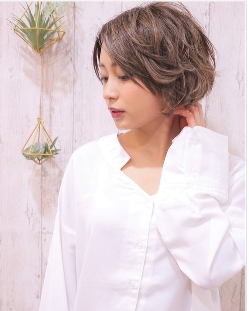 ブログ画像こんにちは！松澤です！ショートにしてパーマをかけませんか？梅雨時期で広がりやすい場合でもパーマをかけると雰囲気が変わります♪朝はムースでセットするだけ！こんな時期だからこそ簡単にセットできるスタイルにしませんか？ご予約お待ちしてます！アニモフィオレンテ吉川美南店では、お客様1人1人に使うプライベートタオルの使用、入り口での高機能除菌スプレーで手指、服の消毒、スタッフの体調管理の徹底、施術中のマスク着用のお願い、セット面やイスの消毒、ウイルス対策を徹底しておりますので、ご安心してご来店ください。#ナフ゜ラ#ホ゜リッシュオイル #エヌト゛ット#えぬと゛っと #当日こ゛予約OK#ミルホ゛ン#エルシ゛ュータ゛#吉川美南 #吉川 #リファストレートアイロン  #美容室  #BRP #美容求人 #アシスタント募集 #スタイリスト募集 #美容学生 #サロン見学 #イースリーエックス #高機能除菌スフ゜レー #埼玉 #レア髪 #リファト゛ライヤー #リファ #ファインハ゛フ゛ル #ケラリファイン #ケラリファイントリートメント#エステプロラボ　#ファスティング　#酵素ダイエット