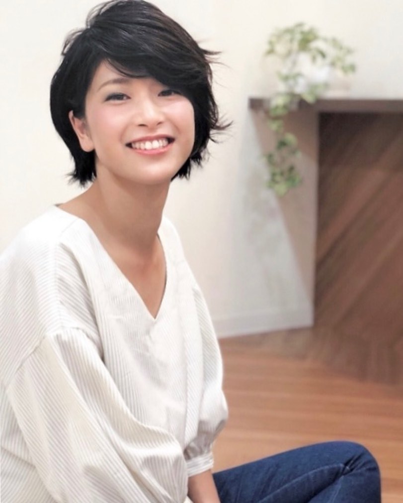 こんにちは！アニモフィオレンテ吉川美南店です️直線的なラインでカットしたなかにくせ毛風パーマのゆるい質感が好相性。長めの前髪で大人可愛さを表現。カラーは暗めのグレージュで透明感を！ぜひお試しください。アニモフィオレンテ吉川美南店では、お客様1人1人に使うプライベートタオルの使用、入り口での高機能除菌スプレーで手指、服の消毒、スタッフの体調管理の徹底、施術中のマスク着用のお願い、セット面やイスの消毒、ウイルス対策を徹底しておりますので、ご安心してご来店ください。#ナフ゜ラ#ホ゜リッシュオイル #エヌト゛ット#えぬと゛っと #当日こ゛予約OK#ミルホ゛ン#エルシ゛ュータ゛#吉川美南 #吉川 #リファストレートアイロン  #美容室  #BRP #美容求人 #アシスタント募集 #スタイリスト募集 #美容学生 #サロン見学 #イースリーエックス #高機能除菌スフ゜レー #埼玉 #レア髪 #リファト゛ライヤー #リファ #ファインハ゛フ゛ル #ケラリファイン #ケラリファイントリートメント#エステプロラボ　#ファスティング　#酵素ダイエット