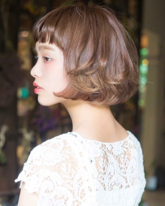 こんにちは!アニモフィオレンテ吉川美南店です️ボブにしてセット!前髪と顔まわりにしっかり動きを出して可愛らしさと遊び心を演出します。冬カラーのベージュカラーも人気カラー!フィンガーアイロンでセットするだけでできちゃいます★ぜひお試しください。アニモフィオレンテ吉川美南店では、お客様1人1人に使うプライベートタオルの使用、入り口での高機能除菌スプレーで手指、服の消毒、スタッフの体調管理の徹底、施術中のマスク着用のお願い、セット面やイスの消毒、ウイルス対策を徹底しておりますので、ご安心してご来店ください。#ナフ゜ラ#ホ゜リッシュオイル #エヌト゛ット#えぬと゛っと #当日こ゛予約OK#ミルホ゛ン#エルシ゛ュータ゛#吉川美南 #吉川 #リファストレートアイロン #美容室 #BRP #美容求人 #アシスタント募集 #スタイリスト募集 #美容学生 #サロン見学 #イースリーエックス #高機能除菌スフ゜レー #埼玉 #レア髪 #リファト゛ライヤー #リファ #ケラリファイン #ケラリファイントリートメント#エステフ゜ロラホ゛ #ファスティンク゛ #エミーム #シークレットハイライト