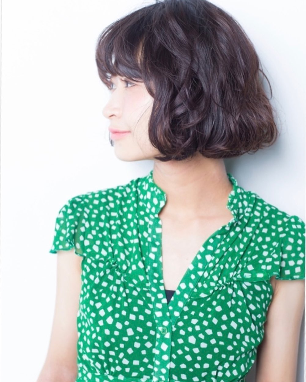 暗めのヘアカラーでもウェーブのあるスタイルなら、