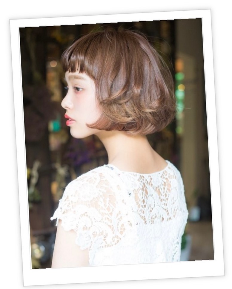 外国人の様な無造作なくせ毛風カ-ルが大人可愛いボブスタイル。あごのラインをシャ-プに見せるスリ-クボブで旬なスタイルに♪毛先はバイカラーで♪《大人女性に人気の美容室animo FIORENTE吉川美南》