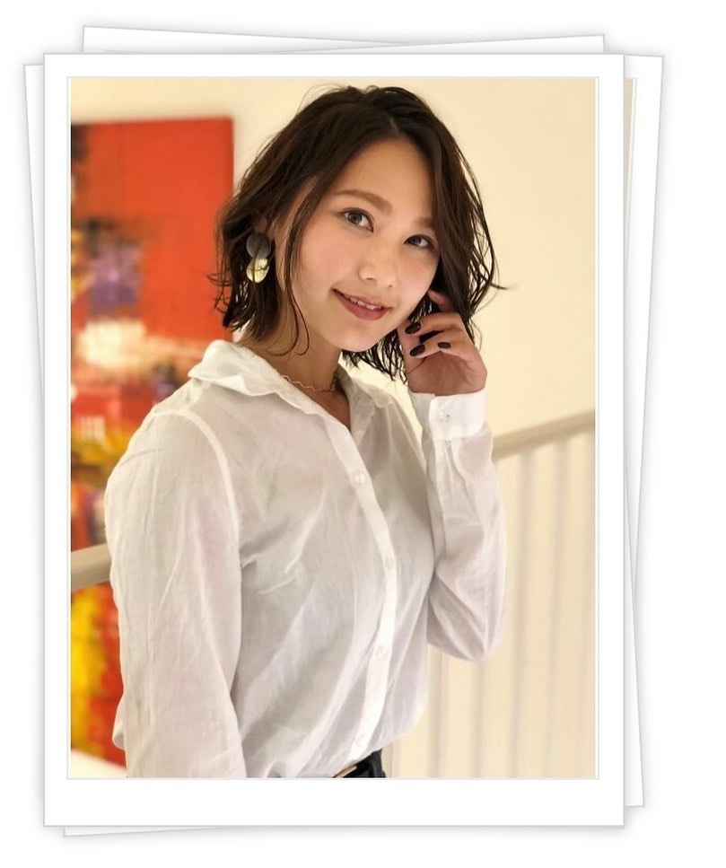 ノーバングのセンターパートは、知的で垢抜けた印象に。無造作なかきあげスタイルもカッコよく決まります！大人の女性に是非トライして欲しい、抜け感スタイル。≪大人女性に人気の美容室animo FIORENTE吉川美南≫