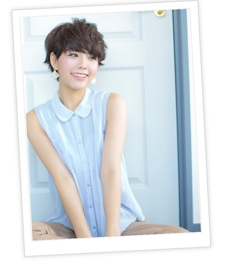 マッシュボブベ-スのウルフカットにすることでレイヤ-が入るので、柔らかさと立体感を出し様々な毛先の動きが楽しめます。厚めバングで旬なオシャレスタイルに!≪大人女性に人気の美容室animo FIORENTE吉川美南≫