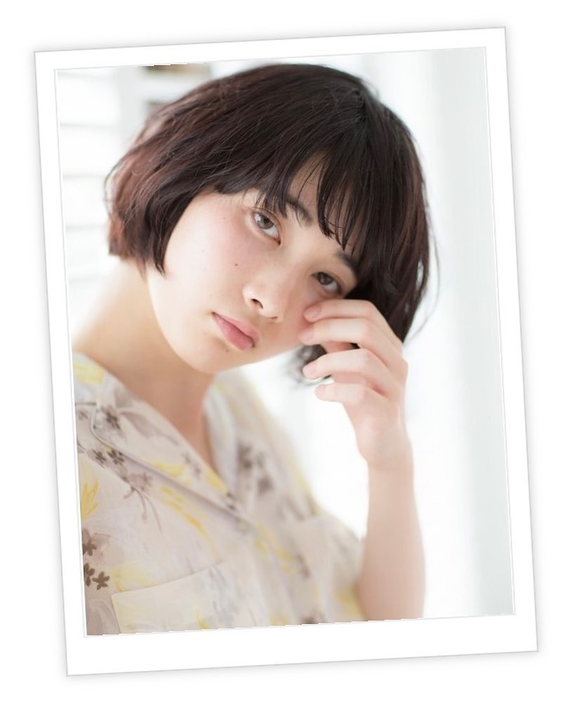 トップをふんわりさせた抜け感あるナチュラルなショートボブヘア。フェザーバングと毛先を巻いてゆるふわガーリーに。≪大人女性に人気の美容室animo FIORENTE吉川美南≫