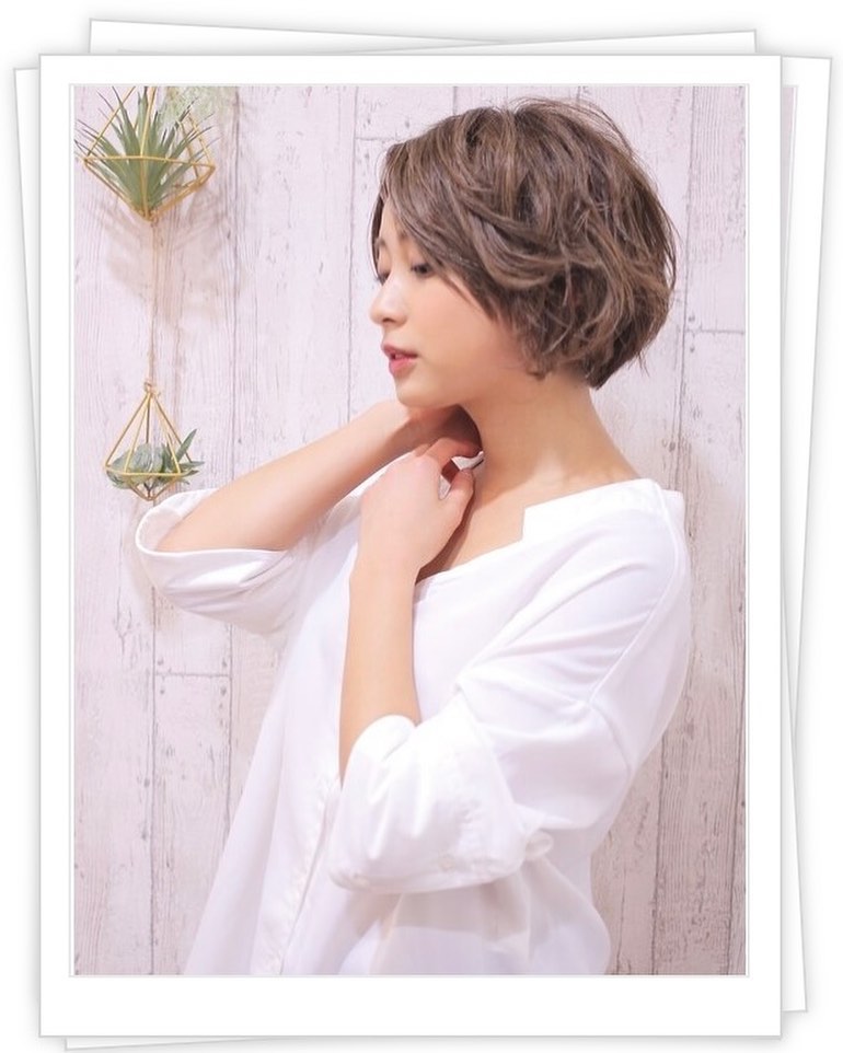 ひし形シルエットで柔らかさを出した個性的なマッシュショート♪無造作なくせ毛風カールはクールで大人かわいい人気のスタイル。小顔に見えて幅広い年代の方に≪大人女性に人気の美容室animo FIORENTE吉川美南