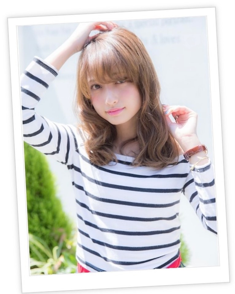 ロングでも重くならない透けるような質感がポイントのスタイルは、ミルクティーピンクで明るく!くせ毛風エアリーカールでナチュラルに韓国風ヨシンモリの完成≪大人女性に人気の美容室animo FIORENTE吉川美南≫