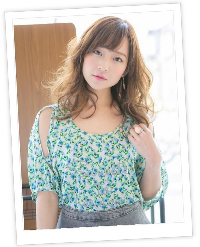 リラクシーな抜け感漂う韓国風のエギョモリ。くせ毛風のゆるやかな縦ラインで小顔に♪カラーはベージュブロンドカラーなどハイトーンが旬。≪大人女性に人気の美容室animo FIORENTE吉川美南≫