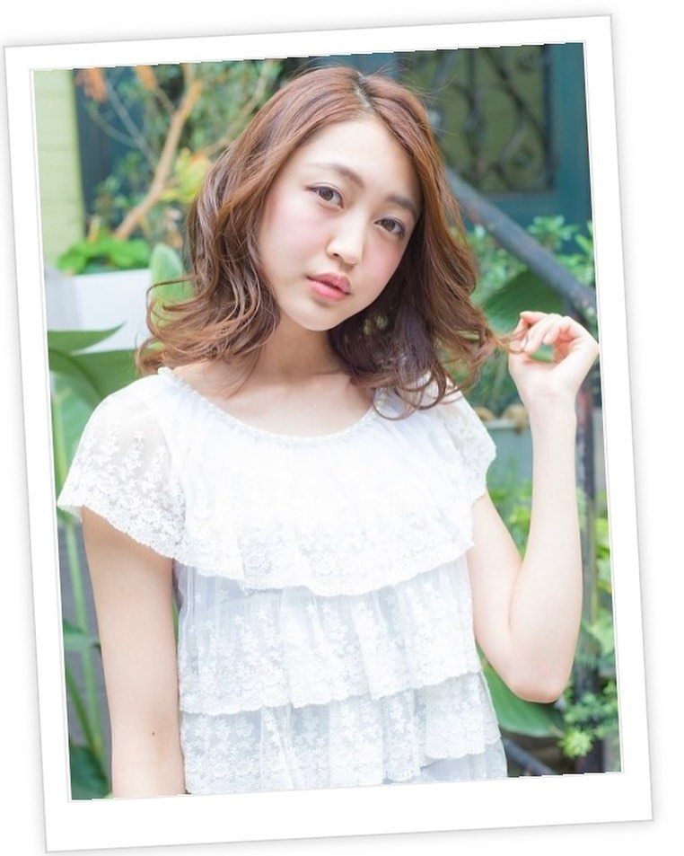 ナチュラルなミディアムにランダムパーマをかけハイライトを入れたら立体感のあるスタイルに!くせ毛風のラフなセミディは流行りの韓国風エギョモリに♪≪大人女性に人気の美容室animo FIORENTE吉川美南≫