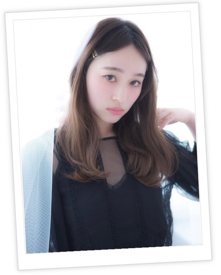 ふわふわと空気感のあるやわらかカールとセンターパートで韓国風モテかわスタイルに♪旬なニュアンスカラーやベージュカラーでナチュラルにキレイに仕上げて♪≪大人女性に人気の美容室animo FIORENTE吉川美南≫