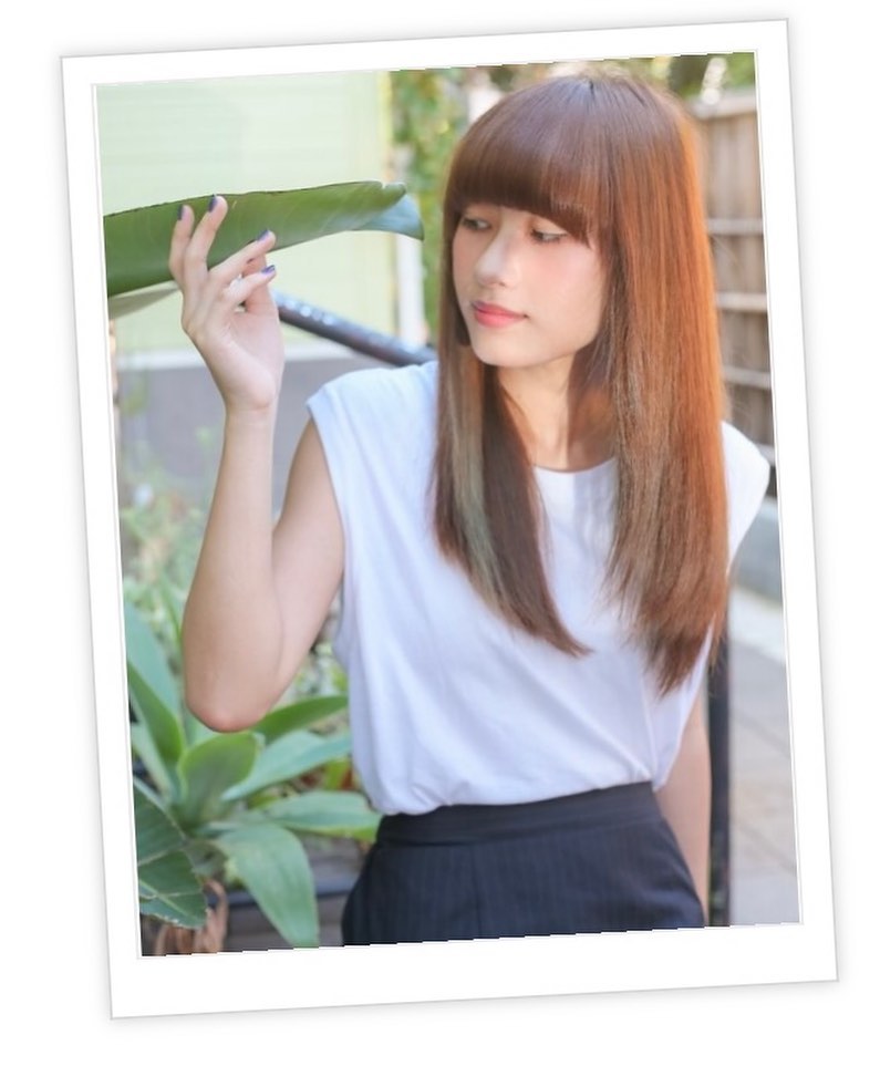 サラツヤが魅力的なストレートロング。旬なハイライトカラーを入れて立体感を出し、スタイリッシュに♪厚めバングがフェアリーな雰囲気に。耳かけしても♪