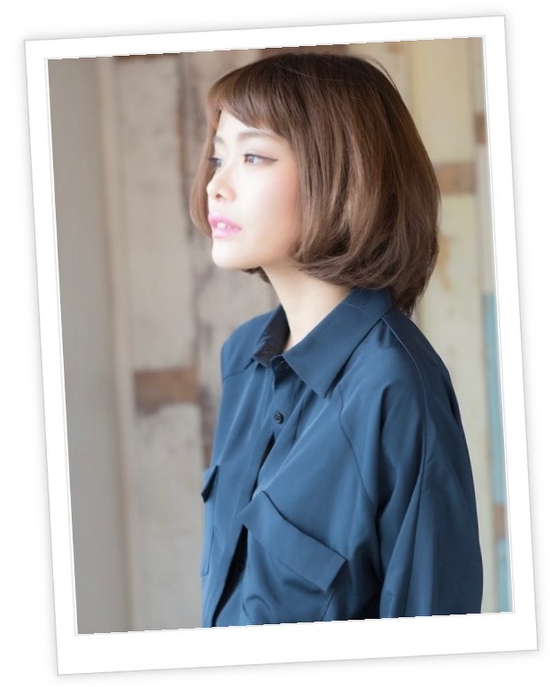 エアリーな柔らかい雰囲気のショートボブは、毛先にラフなカールをつけて。カラーは落ち着いたベージュカラーやオリーブカラーがオススメ♪耳かけもかわいい≪大人女性に人気の美容室animo FIORENTE吉川美南≫