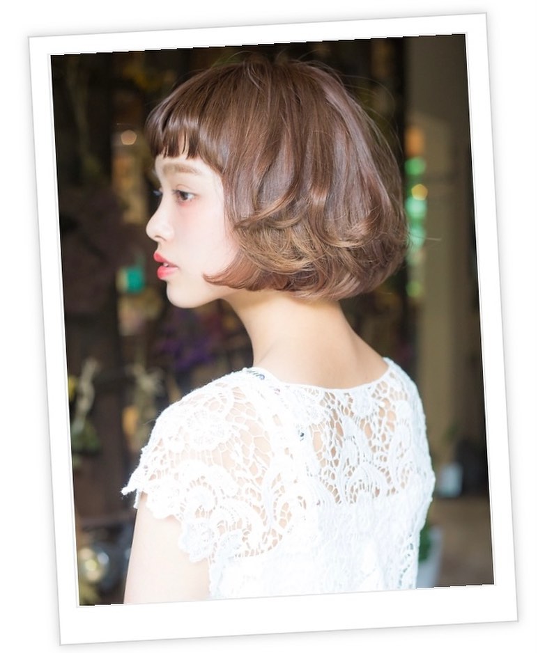 外国人の様な無造作なくせ毛風カ-ルが大人可愛いボブスタイル。あごのラインをシャ-プに見せるスリ-クボブで旬なスタイルに♪毛先はバイカラーで♪《大人女性に人気の美容室animo FIORENTE吉川美南》