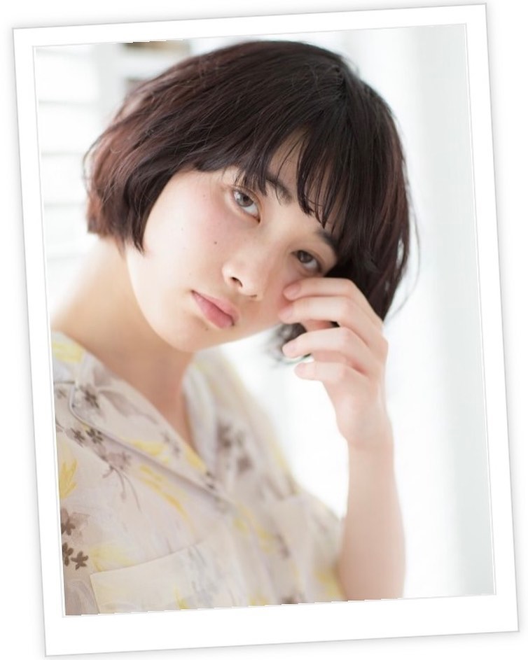 トップをふんわりさせた抜け感あるナチュラルなショートボブヘア。フェザーバングと毛先を巻いてゆるふわガーリーに。≪大人女性に人気の美容室animo FIORENTE吉川美南≫