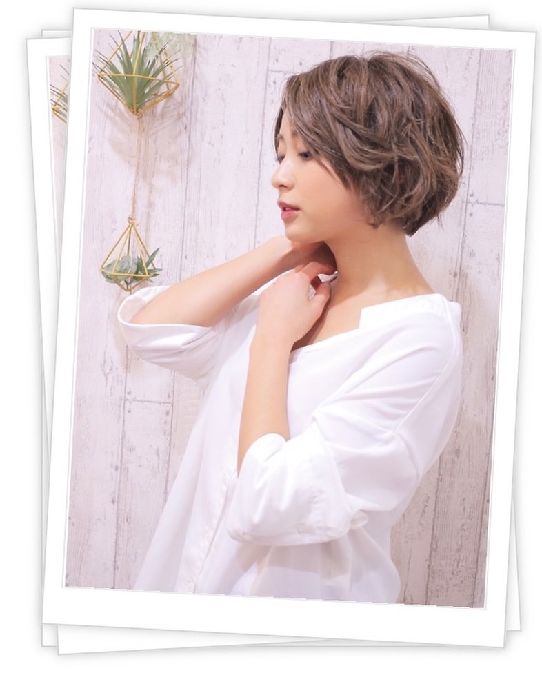 ひし形シルエットで柔らかさを出した個性的なマッシュショート♪無造作なくせ毛風カールはクールで大人かわいい人気のスタイル。小顔に見えて幅広い年代の方に≪大人女性に人気の美容室animo FIORENTE吉川美南