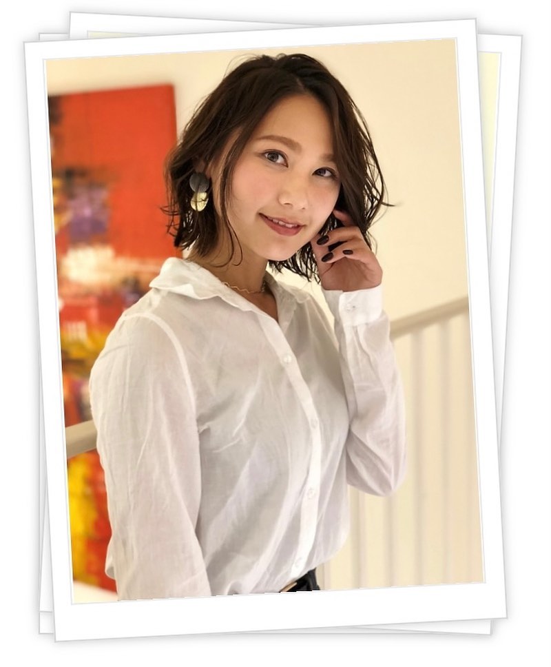 ノーバングのセンターパートは、知的で垢抜けた印象に。無造作なかきあげスタイルもカッコよく決まります!大人の女性に是非トライして欲しい、抜け感スタイル。≪大人女性に人気の美容室animo FIORENTE吉川美南≫