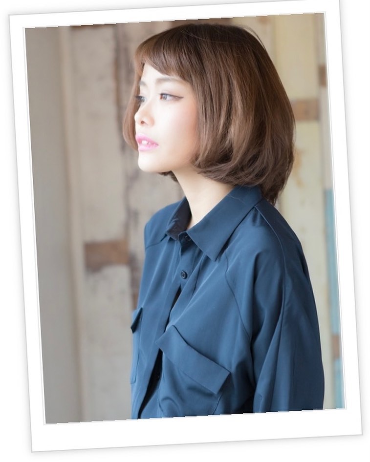 エアリーな柔らかい雰囲気のショートボブは、毛先にラフなカールをつけて。カラーは落ち着いたベージュカラーやオリーブカラーがオススメ♪耳かけもかわいい≪大人女性に人気の美容室animo FIORENTE吉川美南≫