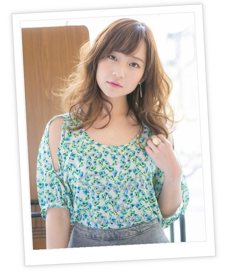 リラクシーな抜け感漂う韓国風のエギョモリ。くせ毛風のゆるやかな縦ラインで小顔に♪カラーはベージュブロンドカラーなどハイトーンが旬。≪大人女性に人気の美容室animo FIORENTE吉川美南≫